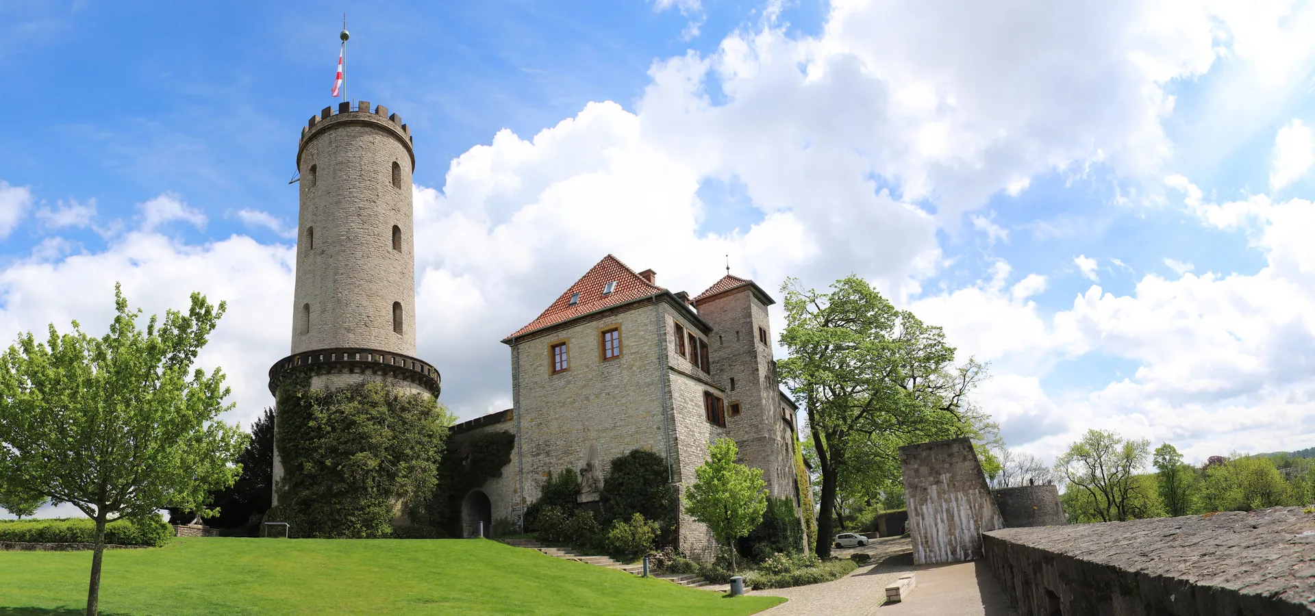 Sparrenburg in Bielefeld mit Turm und Burggebäude bei blauem Himmel